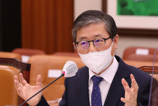 변창흠(사진) 국토부 장관 후보자가 23일 열린 인사청문회에서 답변하고 있다. <연합뉴스>